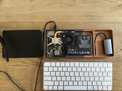 Bento utilizza un paio di occhiali con display, che prelevano il video tramite un dongle riposto nella custodia. Nella foto - i componenti di uno Steam deck riadattato all'interno di una tastiera. (Fonte immagine: r/SteamDeckModded su Reddit)