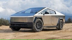 Il Tesla Cybertruck. Il pick-up angolare ha perso il primo posto tra i più venduti a favore della Ford F-150 negli Stati Uniti (Fonte: Motor Trend)