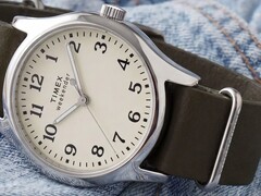 Timex Weekender New England TW2Y86500 con cassa color argento, quadrante color crema e cinturino in pelle verde scuro.