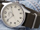 Timex Weekender New England TW2Y86500 con cassa color argento, quadrante color crema e cinturino in pelle verde scuro.