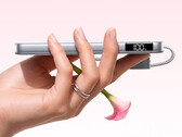 Il power bank ha uno spessore di 16,8 mm e pesa circa 204 grammi. Nella foto: un’immagine promozionale che mostra il design sottile del P5.