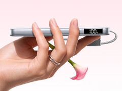 Il power bank ha uno spessore di 16,8 mm e pesa circa 204 grammi. Nella foto: un’immagine promozionale che mostra il design sottile del P5.