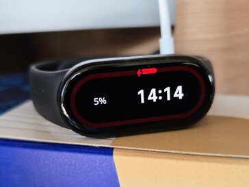 Xiaomi Smart Band 10 in carica