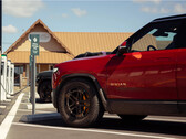 Il SUV elettrico R1S di Rivian è ora in grado di garantire 400 miglia di autonomia con una singola carica, ma ciò significa che gli automobilisti dovranno dedicare più tempo alla ricarica. (Fonte: Rivian)