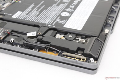 Altoparlanti stereo (2x 2 W) vicino agli angoli anteriori