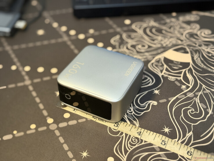 Ugreen Nexode Pro da 160 W a 5 porte: larghezza misurata dal lato opposto