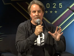 Una foto del community manager di Halo, Brian Jarrard, che indossa una maglietta PlayStation (fonte: Halo YT)