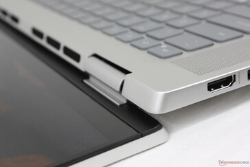 Come molti Asus VivoBook e ZenBook, la base dell'Inspiron si solleva ad angolo quando si apre il coperchio