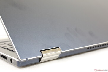 Materiali simili allo scheletro in lega metallica di alta qualità e texture liscia blu opaca come nella serie Zenbook Pro Duo