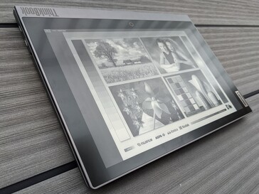 Lenovo ThinkBook Plus Gen2 in uso esterno (E-Ink)