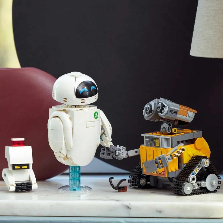 Un'immagine che mostra i due robot principali e i vari accessori che compongono questo set LEGO. (Fonte: Magazineluiza)