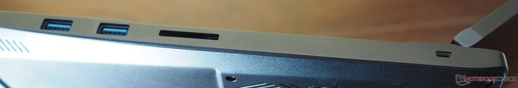 Lato destro: 2x USB-A 3.2 Gen1, lettore di schede, blocco Kensington