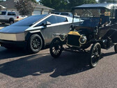 Il Cybertruck accanto a una Ford Model T (Fonte: COO/FB)