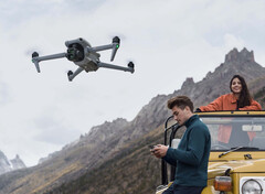 Il DJI Air 3 pesa 720 g ed è dotato di una coppia di fotocamere da 48 MP. (Fonte: DJI)