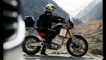 Come accade spesso con le piattaforme delle moto d'avventura, il banco di prova della Himalayan sembra avere un'ergonomia confortevole. (Fonte: Royal Enfield su YouTube)