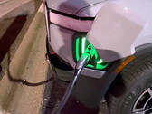 Il plug-and-charge Rivian ora funziona presso i Supercharger (immagine: ryanhuber/X) 