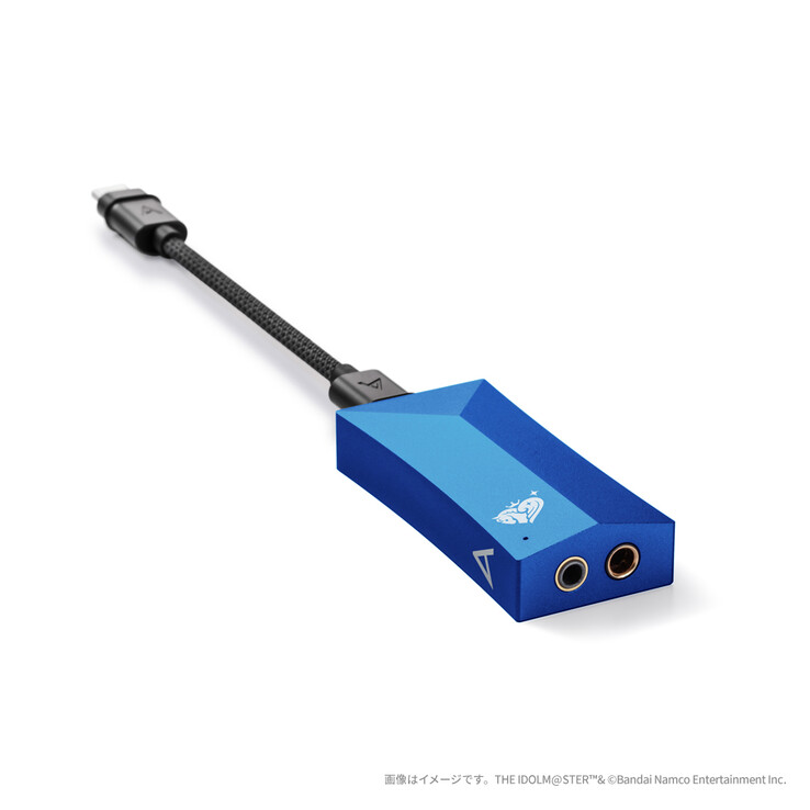 Il DAC USB AK HC4 Idolmaster Cinderella Girls Edition supporta sia le cuffie sbilanciate da 3,5 mm che quelle bilanciate da 4,4 mm. (Fonte: Bandai Namco)