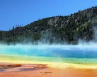 Un'immagine che mostra un lago nel Parco Nazionale di Yellowstone. (Fonte dell'immagine: National Parks Exploration Series: Yellowstone - Amazon Prime Video)