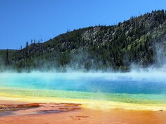 Un&#039;immagine che mostra un lago nel Parco Nazionale di Yellowstone. (Fonte dell&#039;immagine: National Parks Exploration Series: Yellowstone - Amazon Prime Video)