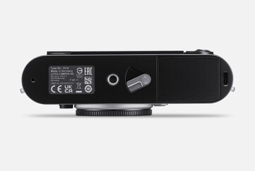 Il design più moderno di Leica M11 consente un accesso più rapido alla batteria.