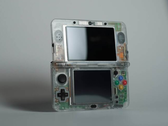 Un Nintendo 3DS con un guscio di vongola trasparente personalizzato