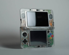 Un Nintendo 3DS con un guscio di vongola trasparente personalizzato