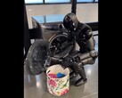 Il fondatore della figura Brett Adock mostra lo 02 che carica la lavatrice. (Fonte immagine: Brett Adcock via X / precedentemente Twitter)