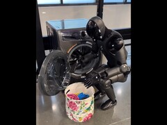 Il fondatore della figura Brett Adock mostra lo 02 che carica la lavatrice. (Fonte immagine: Brett Adcock via X / precedentemente Twitter)