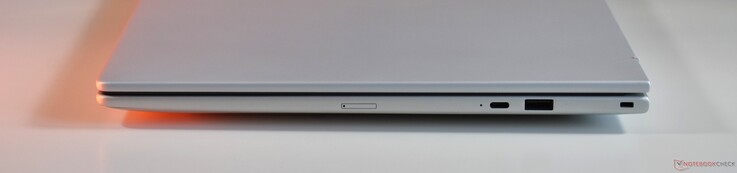 corretto: USB-C 3.2 Gen 2, USB-A 3.2 Gen 1, slot per lucchetto Kensington