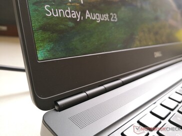 Dell pubblicizza opzioni di display che vanno da pannelli da 220-nits 1080p con il 60% di media AdobeRGB fino a pannelli 4K da 500-nit con il 100% di copertura AdobeRGB