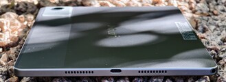 Lato destro della cassa (altoparlante, porta USB, altoparlante, porta audio)