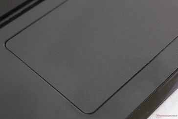 Le superfici grigio scuro opaco del portatile sono buone per nascondere le ditate