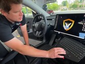 Lo schermo di Tesla viene utilizzato come display per il computer della polizia sul Model PD (immagine: epcalderhead/YT) 
