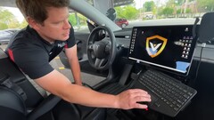 Lo schermo di Tesla viene utilizzato come display per il computer della polizia sul Model PD (immagine: epcalderhead/YT) 