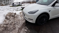Nessun sensore per rilevare quel mucchio di neve (immagine: Tech &amp;amp; Tesla Sweden/YouTube)