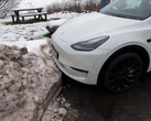 Nessun sensore per rilevare quel mucchio di neve (immagine: Tech & Tesla Sweden/YouTube)