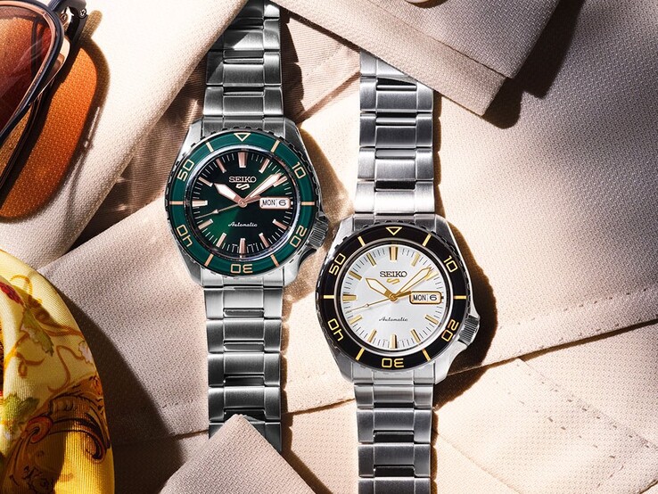 Orologi Seiko 5 Sports SKX HDB004 e HDB005 esposti uno accanto all'altro su un tessuto, con l'HDB004 bianco e nero e l'HDB005 verde e oro rosa.