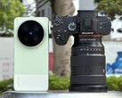 Vivo X300 Ultra si confronta con la fotocamera di Sony Alpha A7 con un sensore full-frame e un obiettivo costoso