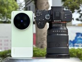 Vivo X300 Ultra si confronta con la fotocamera di Sony Alpha A7 con un sensore full-frame e un obiettivo costoso