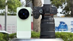 Vivo X300 Ultra si confronta con la fotocamera di Sony Alpha A7 con un sensore full-frame e un obiettivo costoso