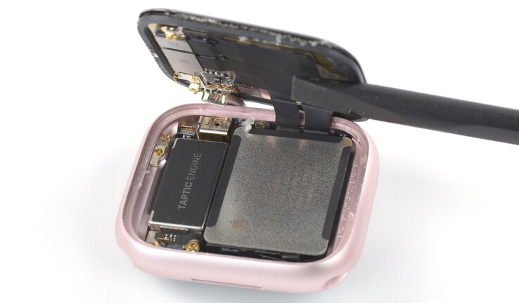 L'orologio Apple dispone già di una batteria con alloggiamento in metallo. (Immagine: iFixit)