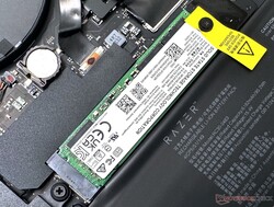 Due SSD NVMe SSSTC da 1 TB sono impilati l'uno sull'altro