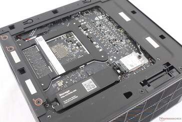 Rimuovendo il pannello sull'altro lato, si scopre lo slot SSD M.2 secondario e il modulo WLAN