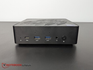 Parte anteriore: Reset, TB4, 2x USB-A 3.2 Gen 2, jack per cuffie, pulsante di alimentazione