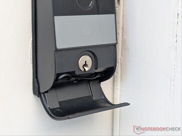 Il coperchio ribaltabile nasconde il foro della serratura fisica e il cavo USB Type-C.