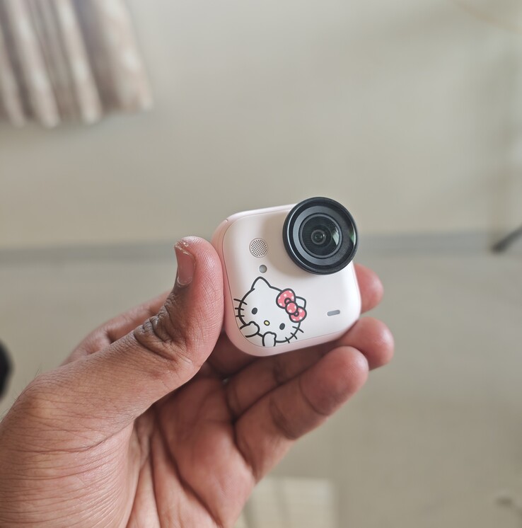 La fotocamera d'azione Insta360 Go Ultra Hello Kitty in edizione limitata