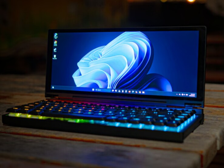 Ecco Keebmon: il dispositivo all-in-one che combina una tastiera meccanica, un monitor touchscreen ultra ampio e un PC completo in un fattore di forma super portatile.