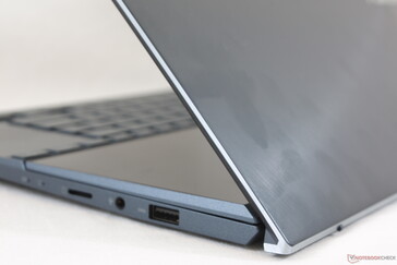 Famoso aspetto della lega di magnesio-alluminio spazzolato e la consistenza liscia che caratterizzano la serie ZenBook
