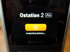 Premendo il pulsante di accensione per dieci secondi, tutte le batterie vengono espulse. (Fonte immagine: Notebookcheck)