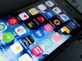 Primo piano dello schermo di uno smartphone con numerose icone di app